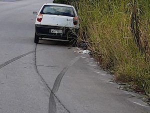 Motorista abandona veículo com licenciamento atrasado ao avistar viatura policial