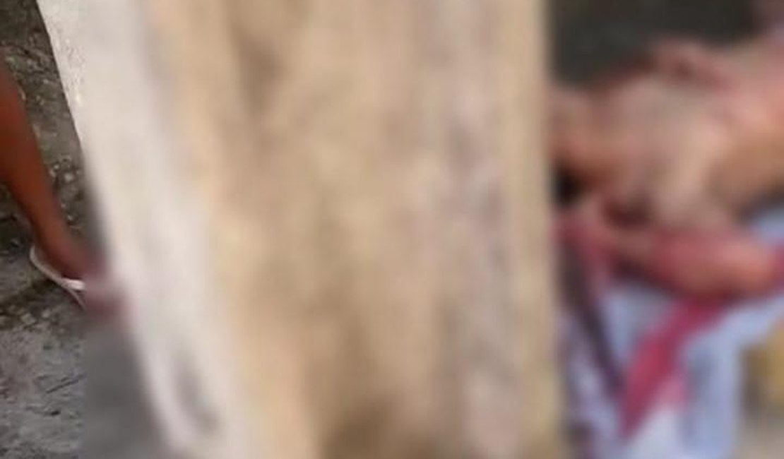 Homem é atacado a tiros por criminosos encapuzados em via pública do Benedito Bentes