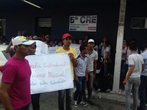 Alunos protestam contra suspensão de ensino médio