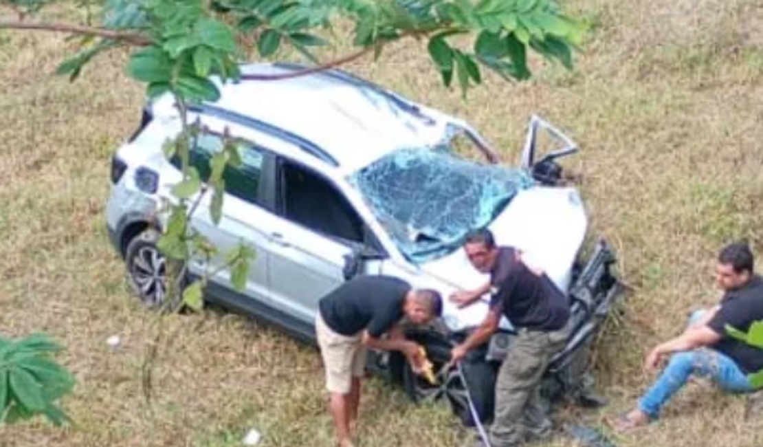 Alagoano morre em grave acidente na BR-104 após carro cair em ribanceira em Pernambuco