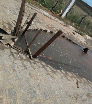 Vazamento de água da Casal se transforma em piscina para moradores do Agreste