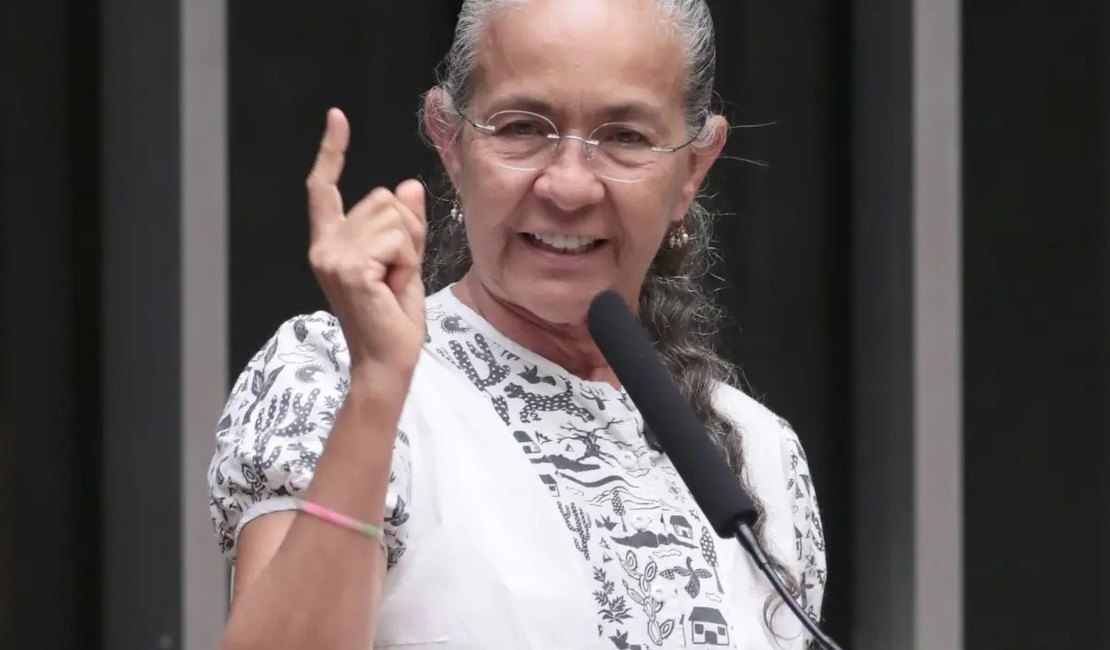 De volta à Brasília, Heloísa Helena dispara contra Lula e Bolsonaro em primeiro discurso