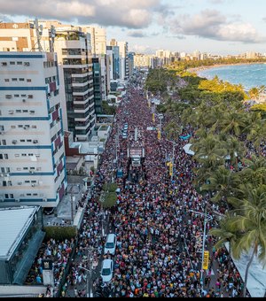 Bell Marques volta a arrastar multidão na orla de Maceió no primeiro dia de 2024