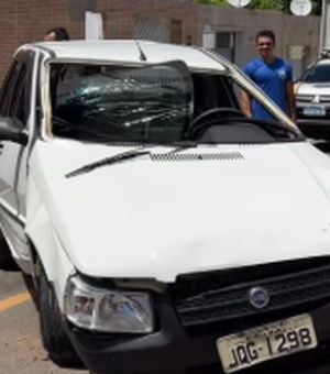 Motorista sem CNH atropela duas pessoas e capota carro em Delmiro Gouveia