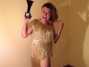David Brazil tem dia de Ivete Sangalo ao usar vestido da cantora