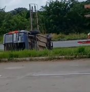 Motorista perde o controle da direção e capota Doblô deixando quatro feridos no Pilar