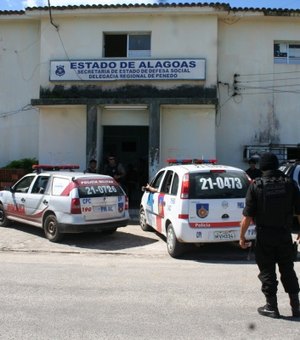Criminosos armados tentam arrastar mulher para terreno em Penedo