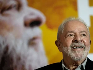 Lula tem alta após retirar lesão na laringe