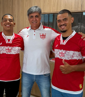 Torcedores agredidos após clássico recebem camisa do CRB e visitam CT Ninho do Galo