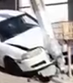 Carro perde freios e colide com poste no Centro de Palmeira dos Índios