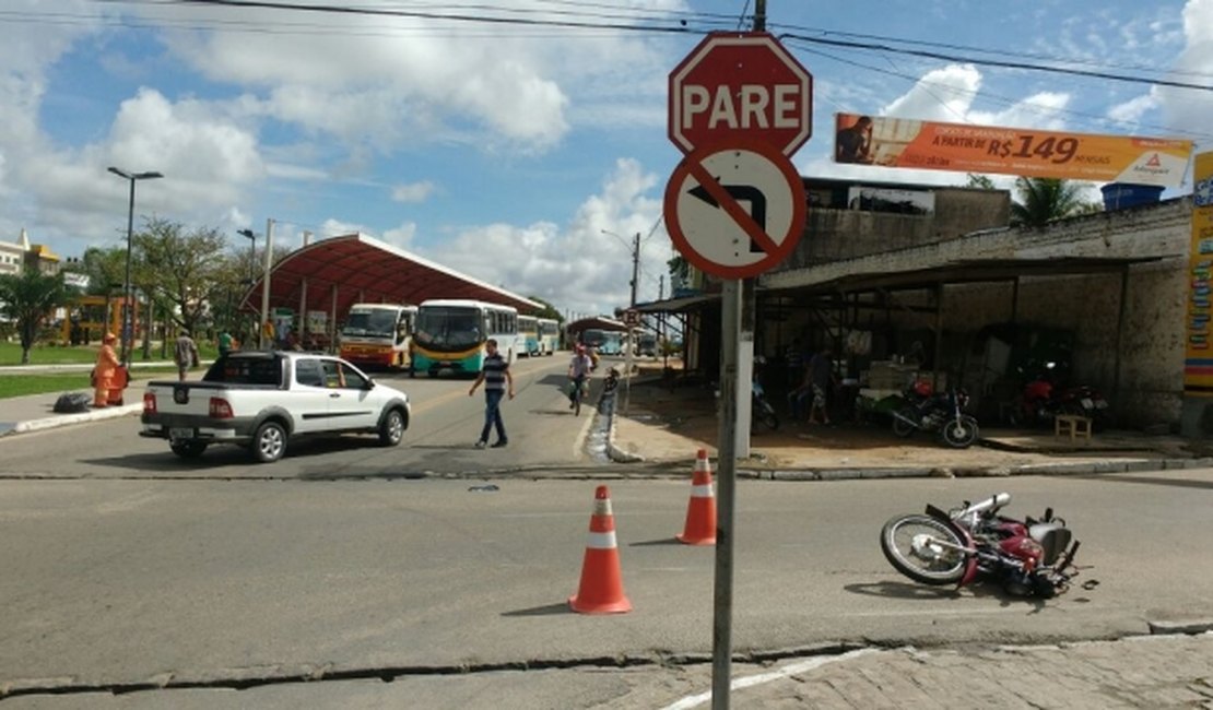 Motociclista colide em veículo e garupa sofre fratura exposta