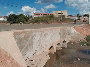 [Vídeo] Ponte e nova pavimentação resolvem transtornos na rua Miguel Tertuliano