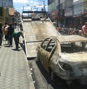 Carcaça de carro incendiado é removido do centro da Arapiraca