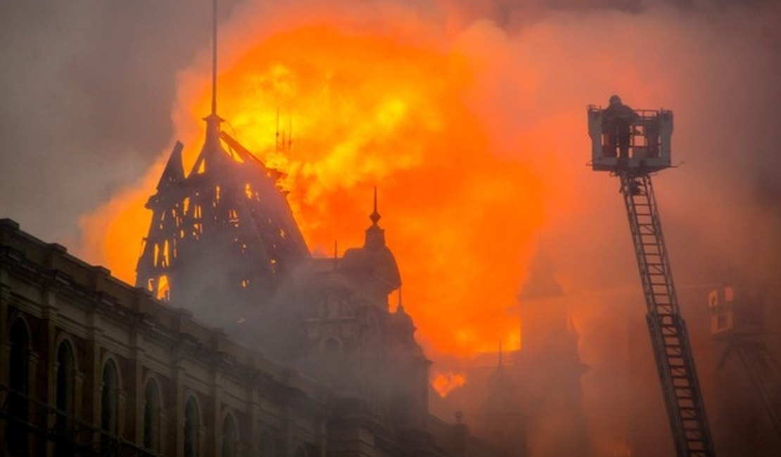 Após três horas, Incêndio em Museu de SP é extinto