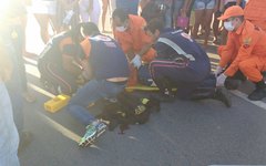 Motociclista colide com carro em rodovia e acaba arremessado após impacto