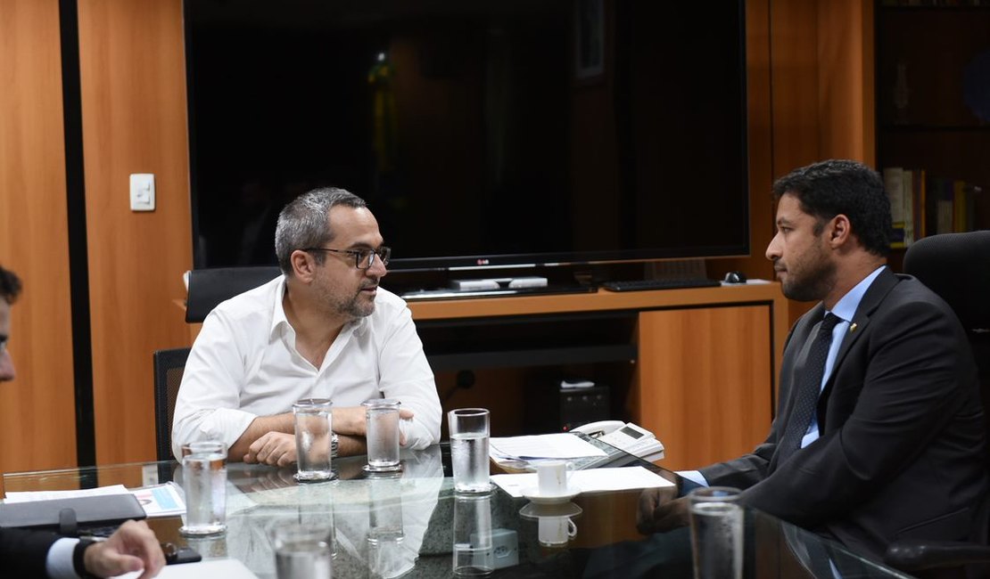 Em encontro com ministro, Rodrigo Cunha reforça compromisso com as creches