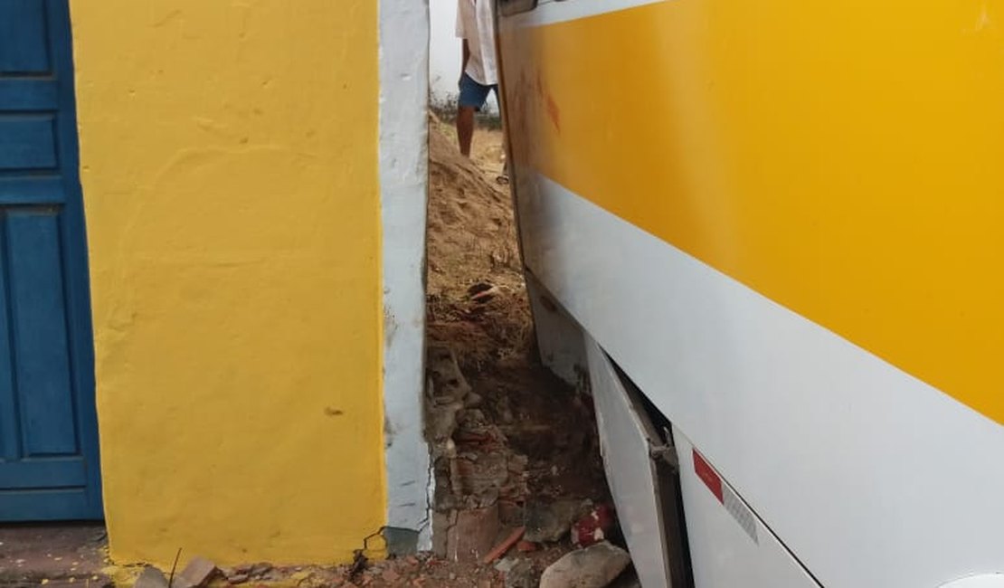 Pedestre fica preso entre muro e ônibus escolar em São Miguel do Campos