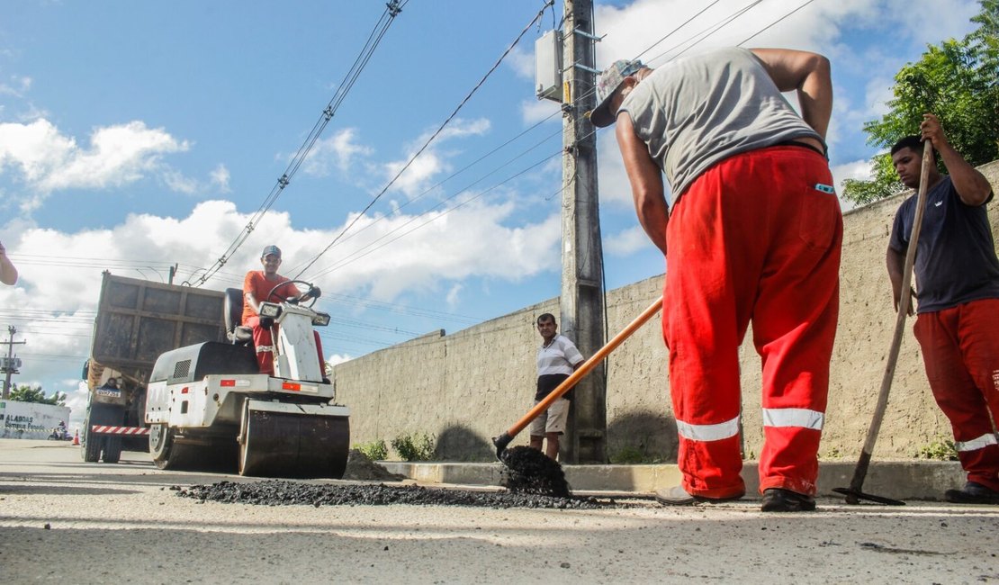 Prefeitura de Penedo realiza operação tapa-buracos em conjuntos de moradia popular e vias com maior trânsito de veículos