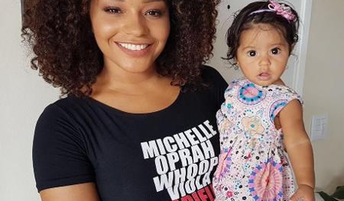 Juliana Alves posa amamentando a filha: 'Acalmando depois da agulhadinha'