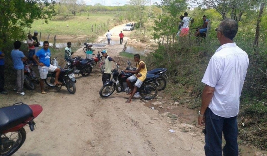 Secretário de obras é impedido por moradores de colocar entulho em povoado no município de São José da Tapera