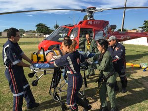 Casal que seguia em motocicleta fica ferido após colidir com mureta