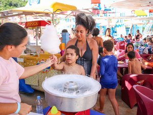 Ação inclusiva leva estudantes com autismo para parque aquático