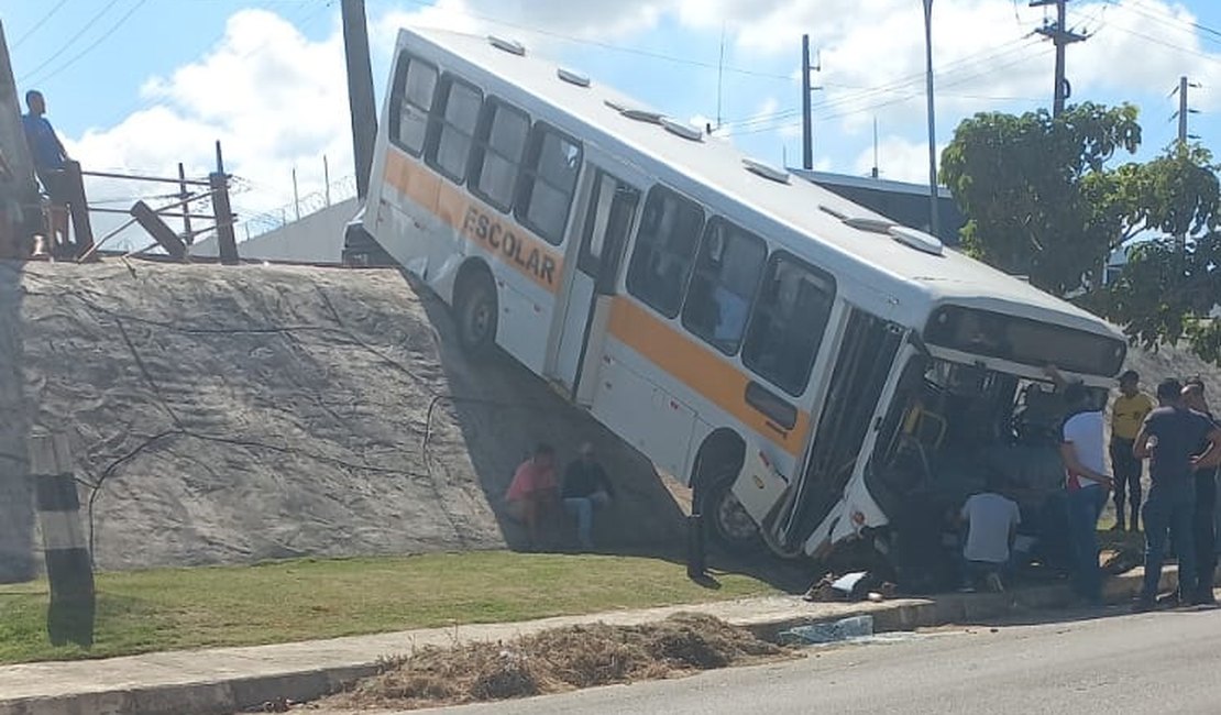 Ônibus escolar despenca de ribanceira na AL-215 em Marechal Deodoro