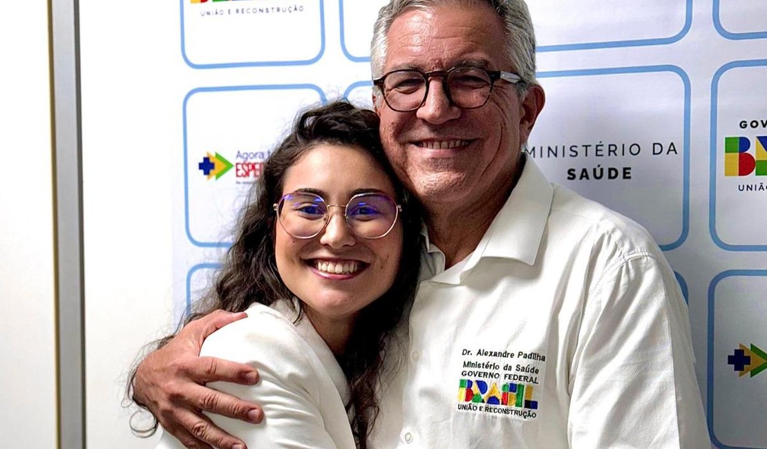 De Brasília, Teca Nelma garante micro-ônibus da saúde para municípios alagoanos