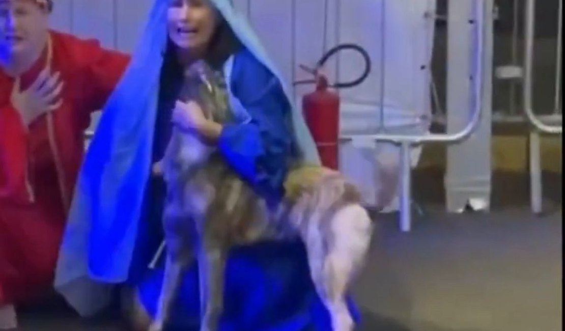 [Vídeo] Cadela rouba a cena ao invadir Paixão de Cristo para defender Jesus