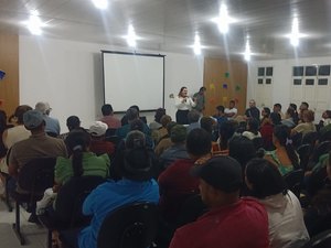 Prefeita de Porto Calvo apresenta projeto do Pátio da Feira aos feirantes