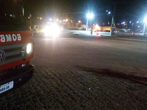 Colisão entre moto e carro deixa um morto e um ferido na BR-104