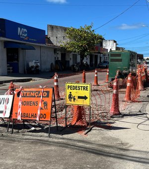 Cratera de quatro metros é “fechada” com areia e revolta moradores do Trapiche