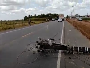 Condutor de máquina de terraplanagem derruba poste de alta tensão na duplicação da AL 110 em Arapiraca