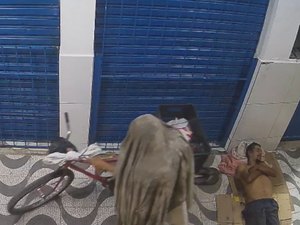 Morador em situação de rua tem bicicleta furtada enquanto dormia; ele usava veículo para trabalhar