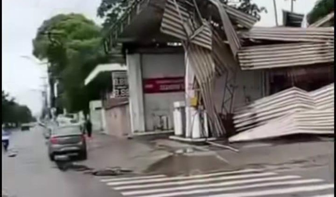 Cobertura de posto de combustíveis desaba no Trapiche da Barra