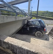 Caminhão derruba passarela, e motorista de carro morre esmagado na BR-116