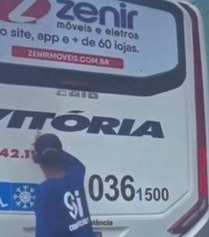 Pai catador ensina filho pequeno a ler a palavra 'Vitória' em ônibus
