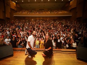 Raphael Montes arrasta multidão e anuncia Jantar Secreto no exterior