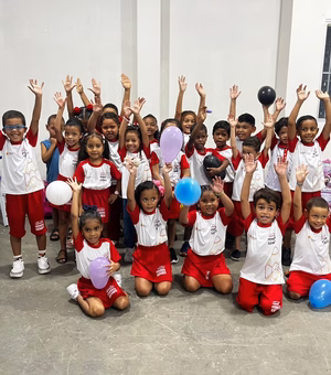 Ano letivo começa com fardamento novo para 11 mil alunos da rede municipal de Penedo