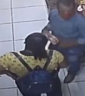 [Vídeo] Casal é flagrado por câmeras de segurança cometendo furto em loja de doces