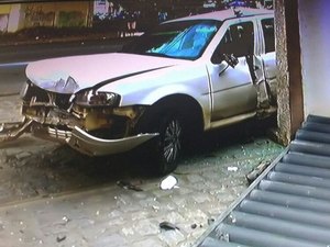 Condutor perde o controle do veículo e colide carro contra muro de prédio