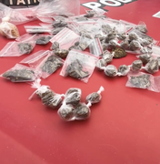 Jovem é flagrado escondendo drogas embaixo de mesa e acaba preso na Pajuçara