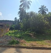 Moradores denunciam queimada em terreno no bairro de Ipioca, em Maceió