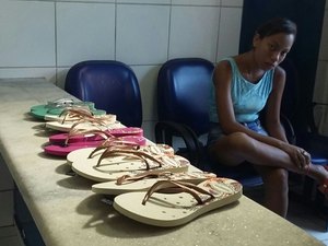 Mulher é presa por tentar furtar 5 pares de sandália em loja no Centro