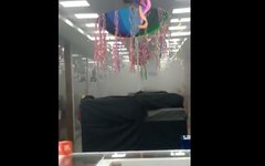 O registro do incêndio ocorreu na manhã deste sábado (16), em uma loja dentro de um supermercado da rede Walmart