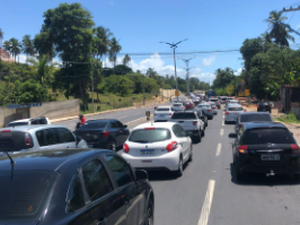 Motoristas enfrentam trânsito lento em direção ao Litoral Norte no domingo de carnaval