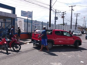 Devido às chuvas, maceioenses deixam casas por abrigo em escola