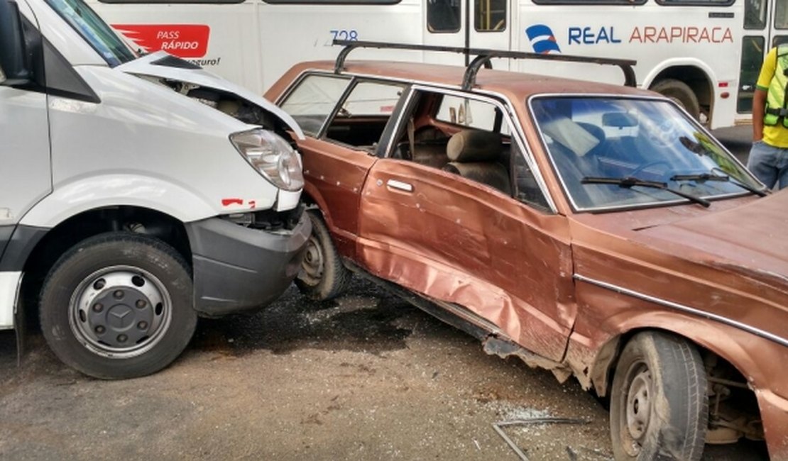 Motorista de van avança o sinal vermelho e causa acidente