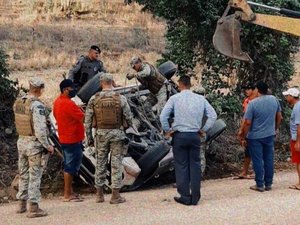 [Vídeo] Viatura da Polícia Militar se envolve em acidente e tomba em estrada no Sertão