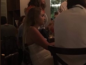 Maísa ajuda garçom em restaurante traduzindo pedidos de clientes